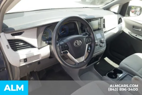 More photos of 2018 Toyota Sienna LE at ALM Hyundai Florence, SC