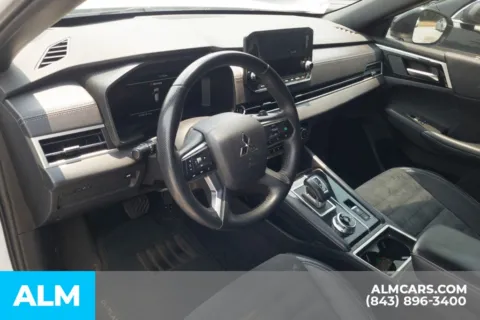 More photos of 2024 Mitsubishi Outlander SE at ALM Hyundai Florence, SC