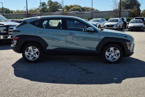More photos of 2027 Hyundai Kona SE at ALM Hyundai Florence, SC