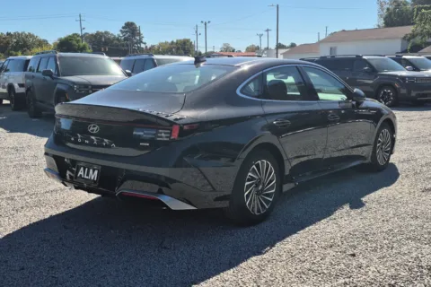 More photos of 2027 Hyundai Sonata Hybrid SEL at ALM Hyundai Florence, SC
