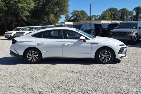 More photos of 2027 Hyundai Sonata Hybrid Blue at ALM Hyundai Florence, SC