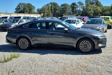 More photos of 2027 Hyundai Sonata Hybrid Limited at ALM Hyundai Florence, SC