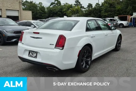 More photos of 2022 Chrysler 300 Touring at ALM Hyundai Florence, SC