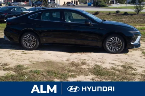 More photos of 2025 Hyundai Sonata Hybrid SEL at ALM Hyundai Florence, SC