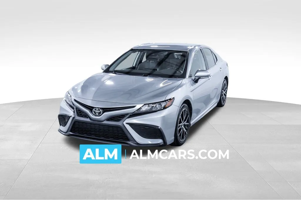 2023 Toyota Camry SE's photo