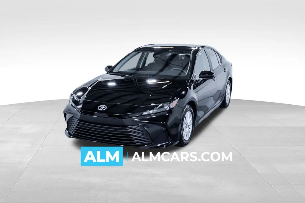 2025 Toyota Camry LE's photo