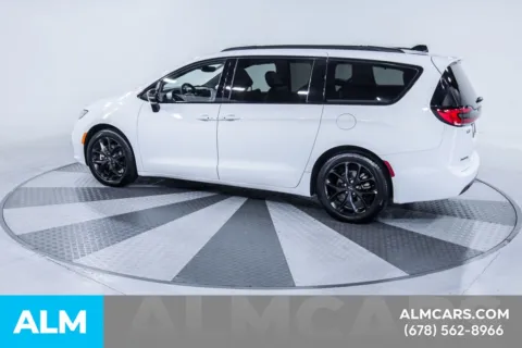 More photos of 2025 Chrysler Pacifica Limited at ALM Kia South, GA