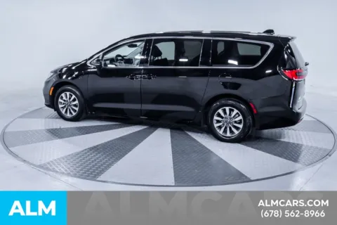 More photos of 2024 Chrysler Pacifica Hybrid Select at ALM Kia South, GA