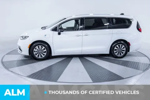 More photos of 2024 Chrysler Pacifica Hybrid Select at ALM Kia South, GA