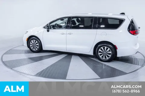 More photos of 2024 Chrysler Pacifica Hybrid Select at ALM Kia South, GA