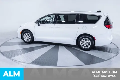 More photos of 2024 Chrysler Pacifica Touring L at ALM Kia South, GA