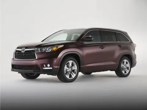White 2015 Toyota Highlander LE Plus V6 for sale in Union City, GA