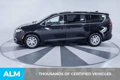 More photos of 2023 Chrysler Pacifica Touring L at ALM Kia South, GA
