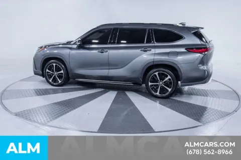 More photos of 2022 Toyota Highlander XSE at ALM Kia South, GA