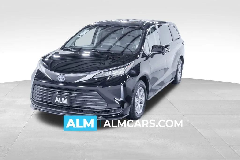 2023 Toyota Sienna LE's photo