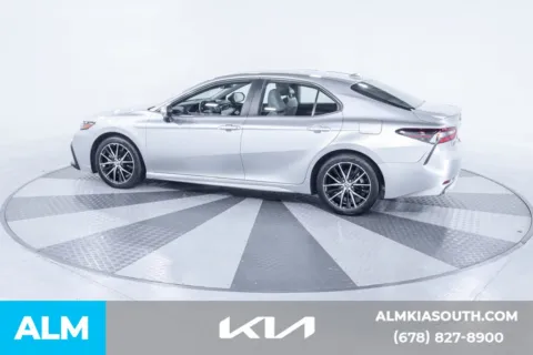 More photos of 2022 Toyota Camry Hybrid SE at ALM Kia South, GA