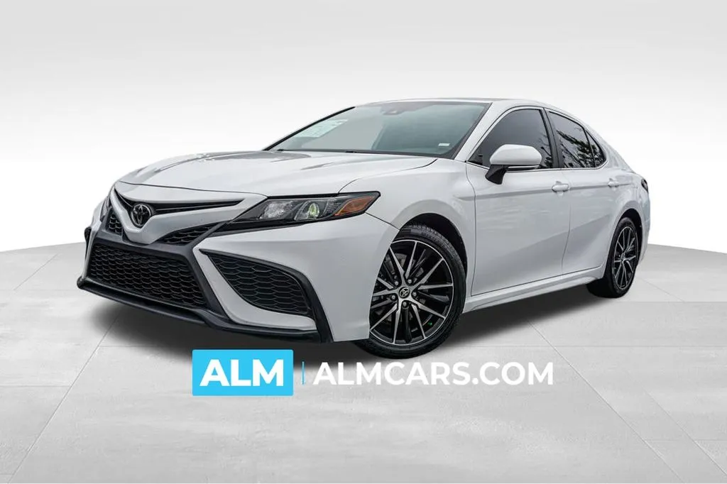 2023 Toyota Camry SE's photo
