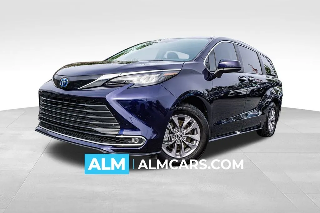 2024 Toyota Sienna XLE's photo