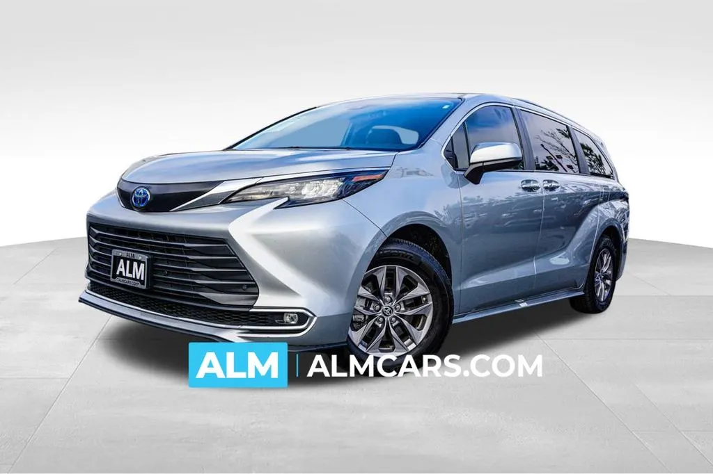 2024 Toyota Sienna XLE's photo