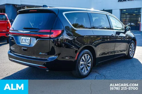 More photos of 2024 Chrysler Pacifica Hybrid Select at ALM Kennesaw, GA