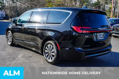 More photos of 2024 Chrysler Pacifica Hybrid Select at ALM Kennesaw, GA