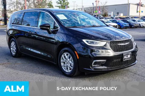 More photos of 2023 Chrysler Pacifica Touring L at ALM Kennesaw, GA