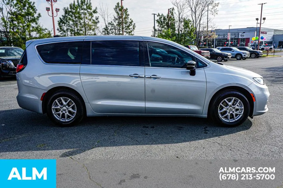 2024 Chrysler Pacifica Touring L - Photo 9