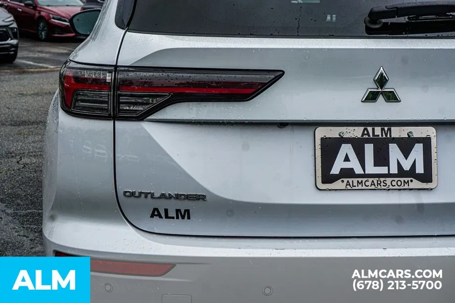 2025 Mitsubishi Outlander SE - Photo 13
