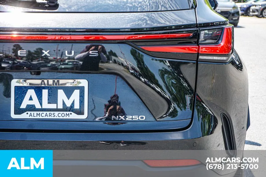 2025 Lexus NX 250 - Photo 13