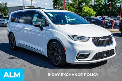 More photos of 2023 Chrysler Pacifica Limited at ALM Kennesaw, GA