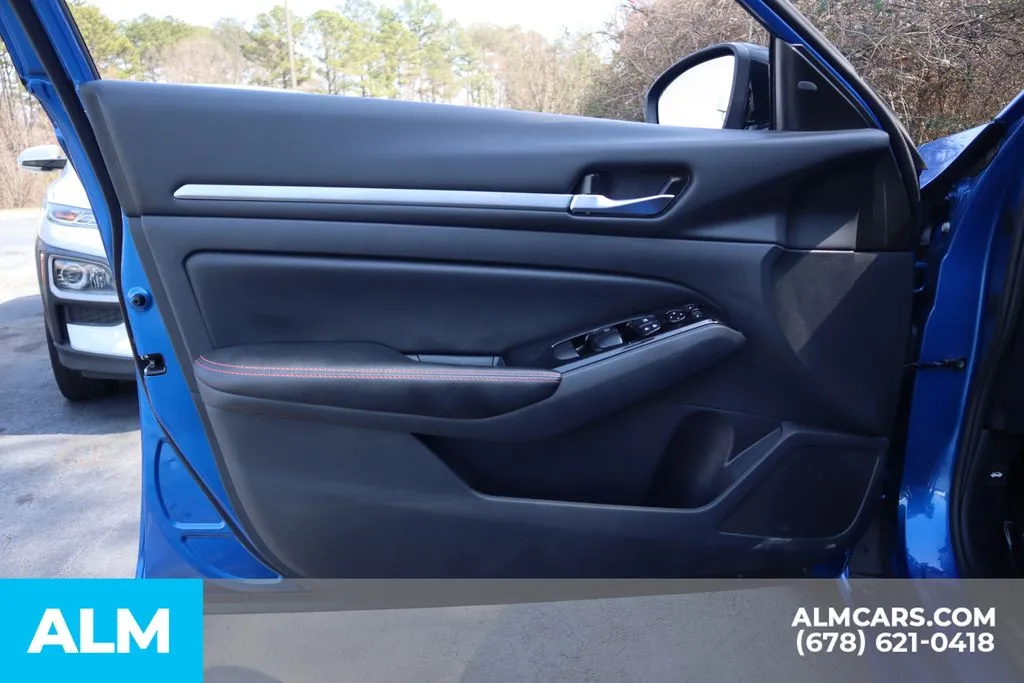 2025 Nissan Altima SR - Photo 13