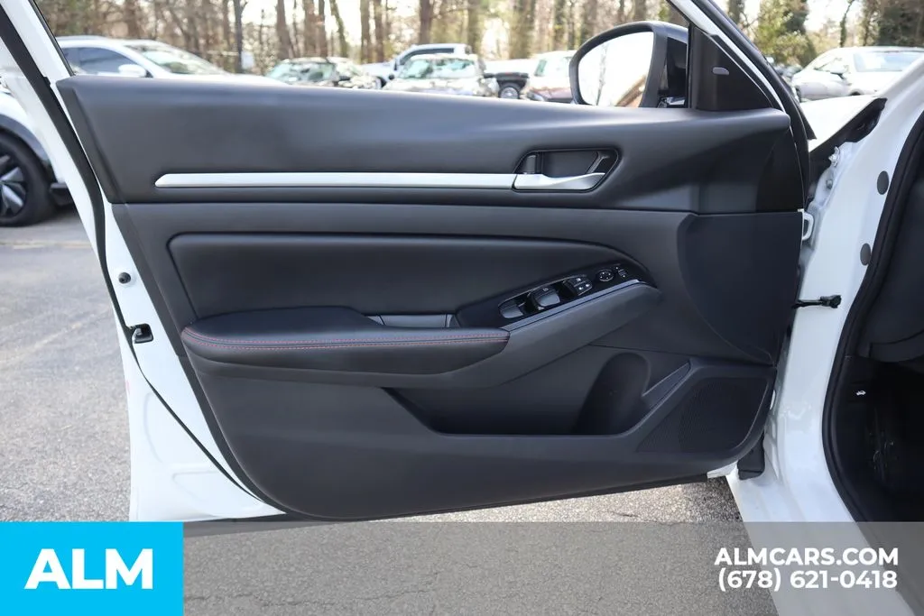 2025 Nissan Altima SR - Photo 14