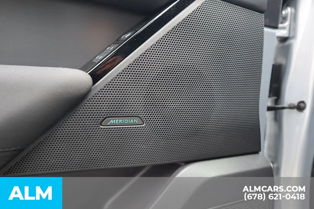Land Rover Range Rover Velar photo 12