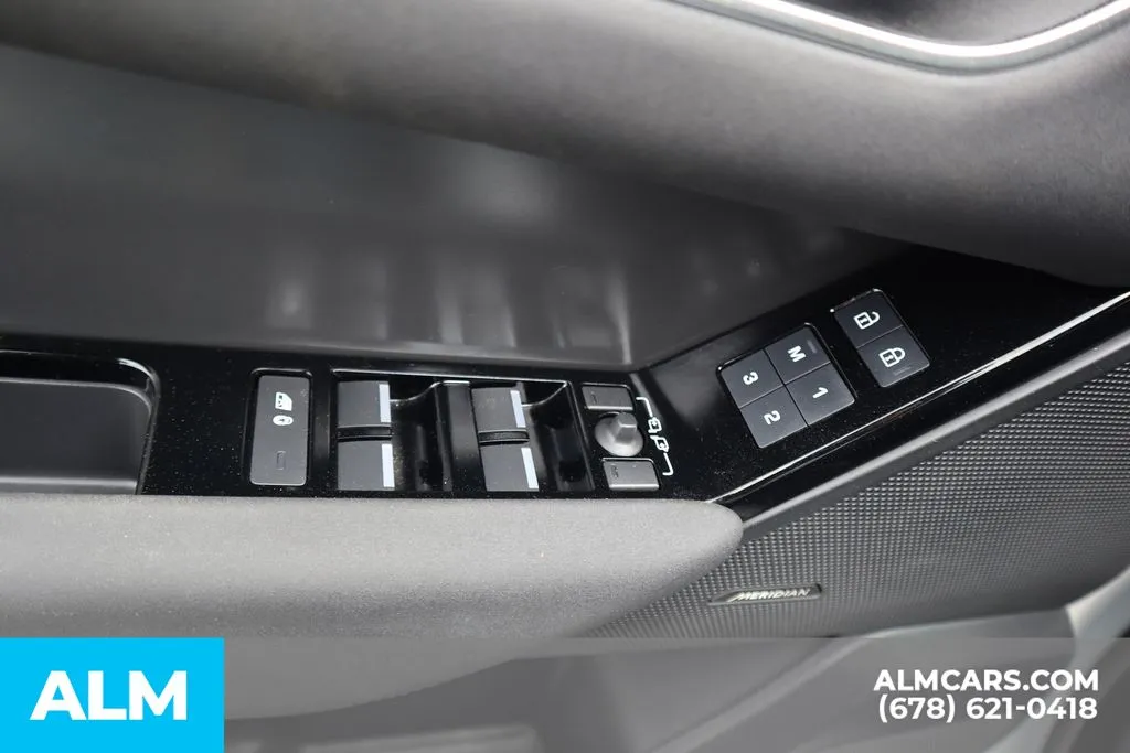 Land Rover Range Rover Velar photo 11