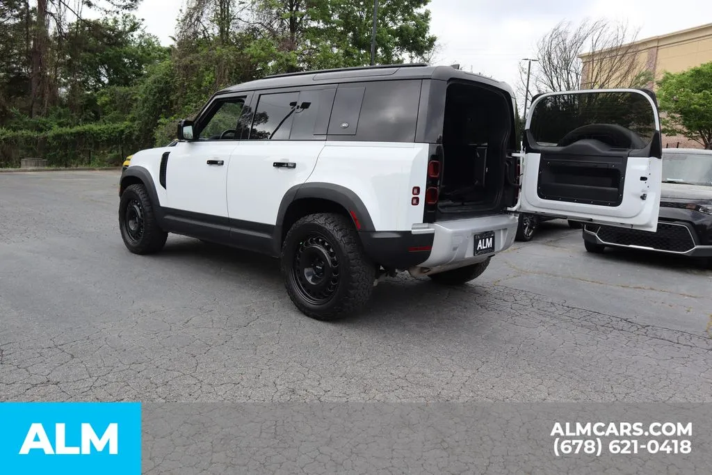 Land Rover Defender 110 photo 21