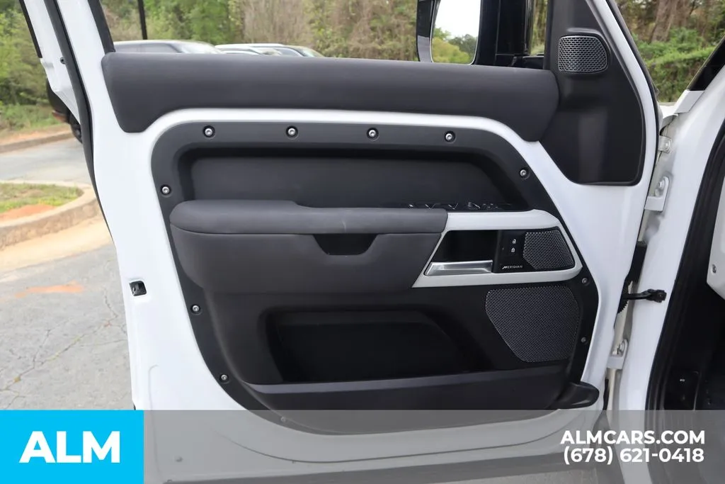 Land Rover Defender 110 photo 10