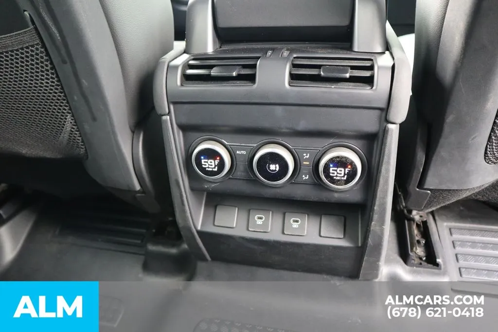 Land Rover Defender 110 photo 24