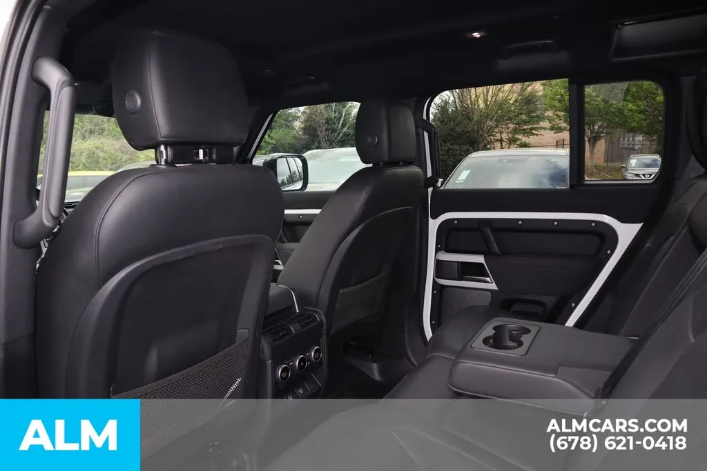 Land Rover Defender 110 photo 17