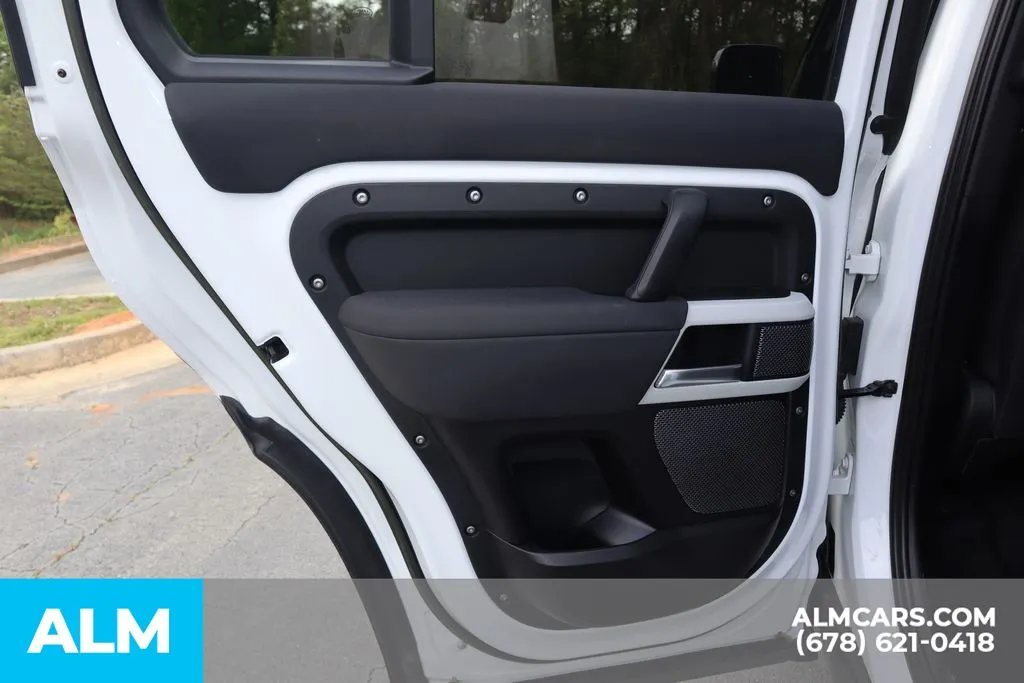 Land Rover Defender 110 photo 18