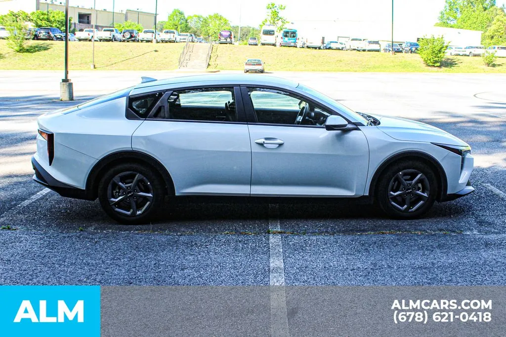 2025 Kia K4 LXS - Photo 9