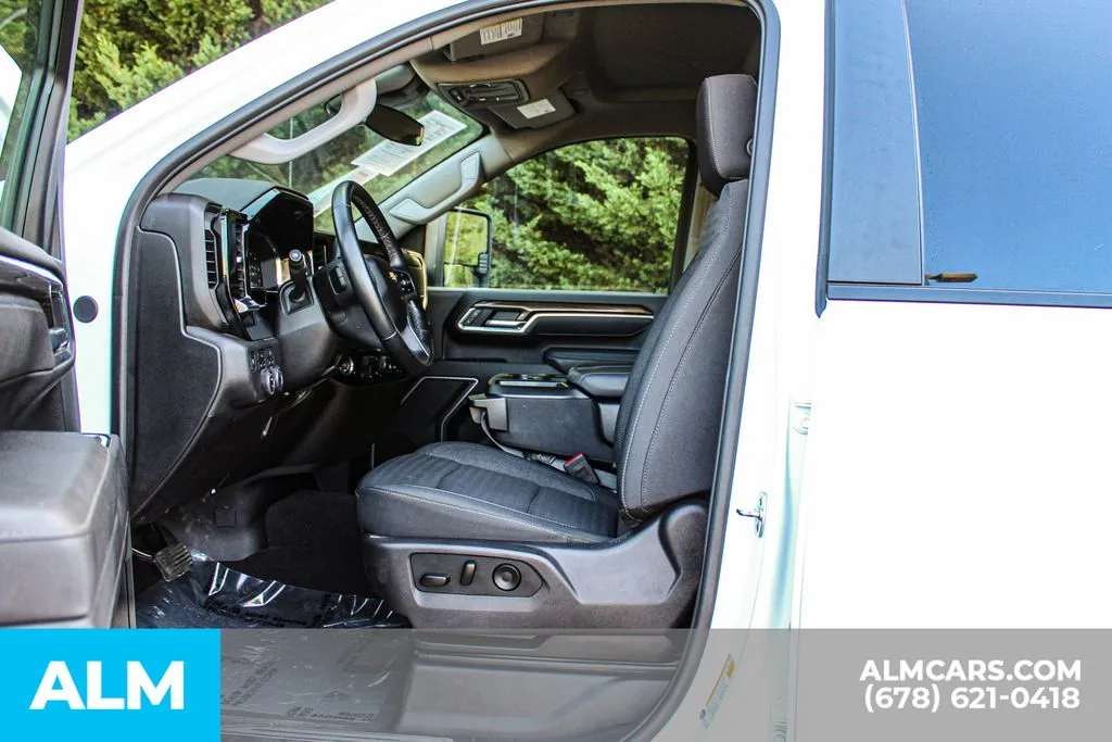 Chevrolet Silverado 2500 HD photo 16