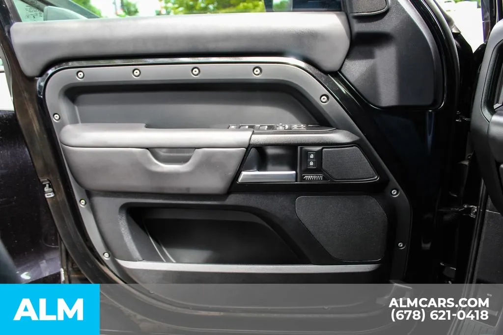 Land Rover Defender 110 photo 36