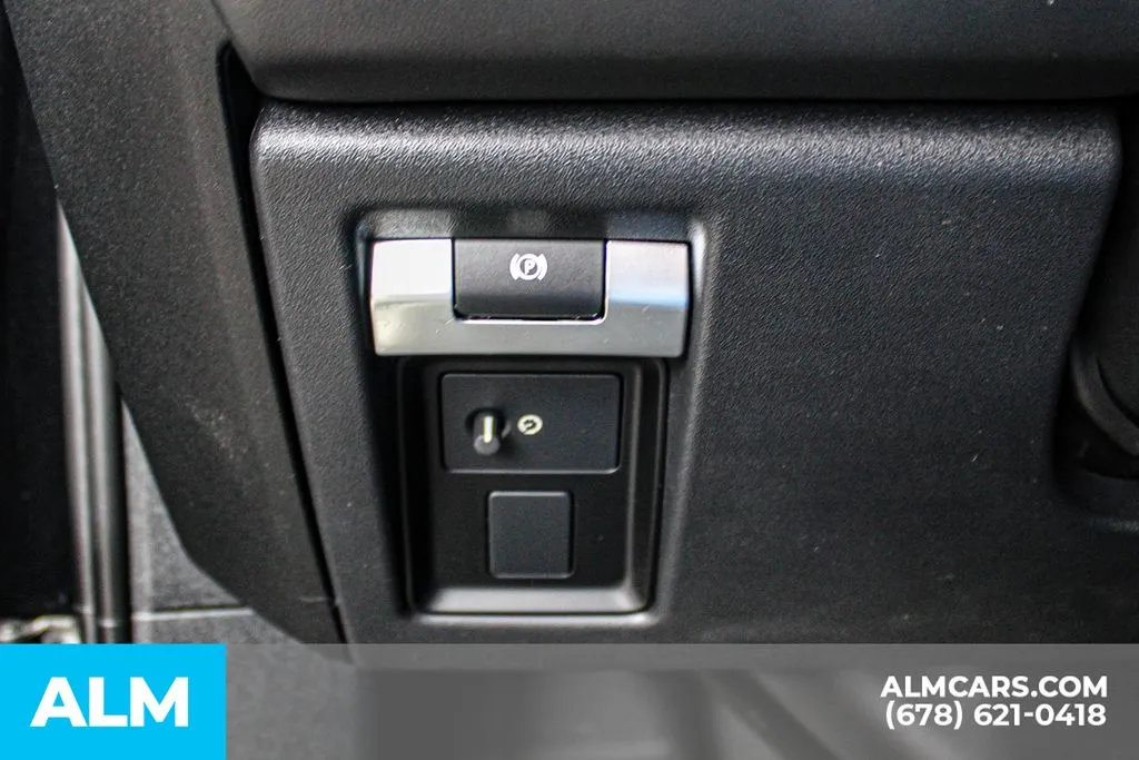 Land Rover Defender 110 photo 28