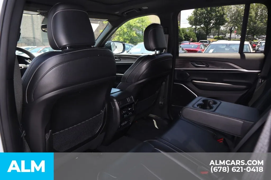 Jeep Grand Cherokee photo 18