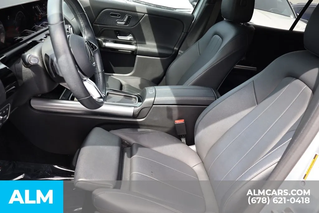 Mercedes-Benz GLA photo 16
