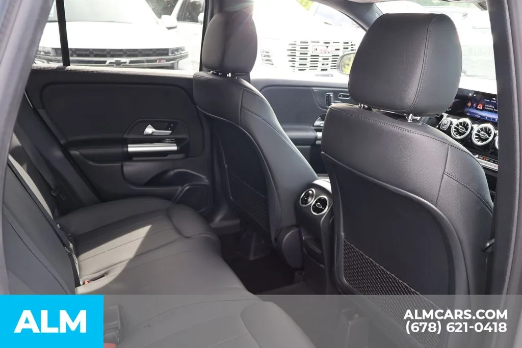 Mercedes-Benz GLA photo 24