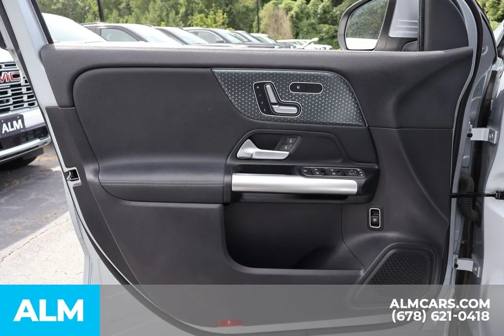 Mercedes-Benz GLA photo 11