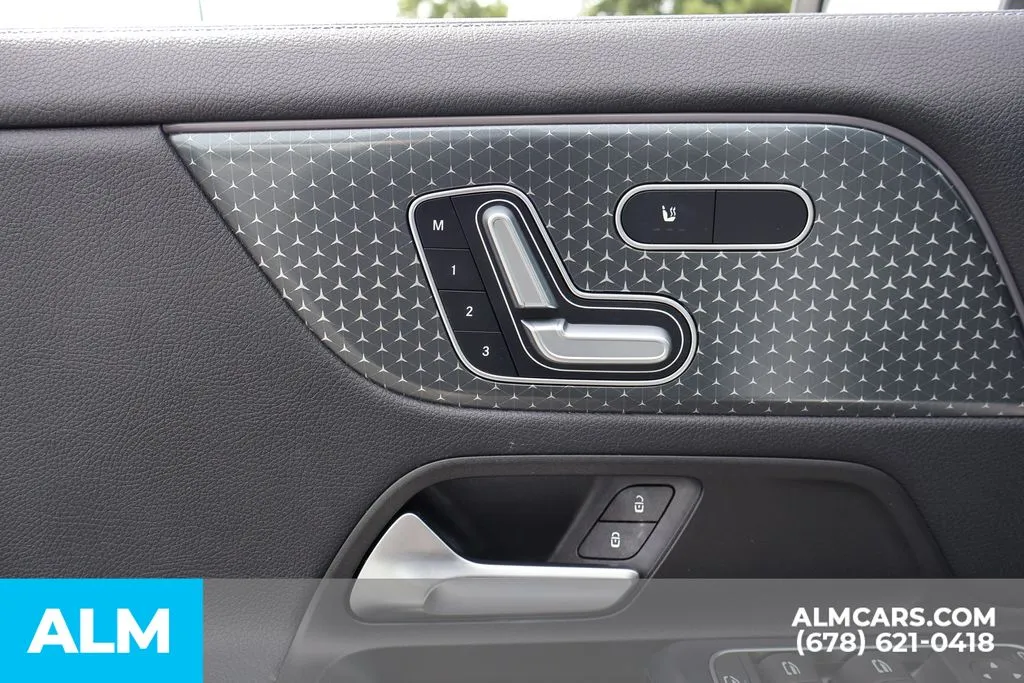 Mercedes-Benz GLA photo 12