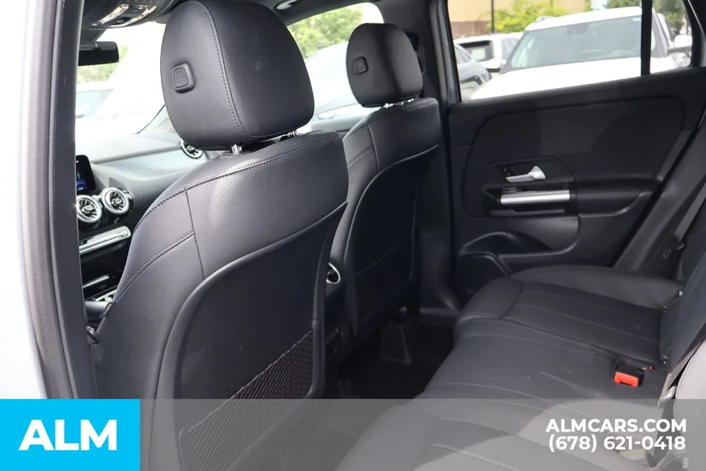 Mercedes-Benz GLA photo 17