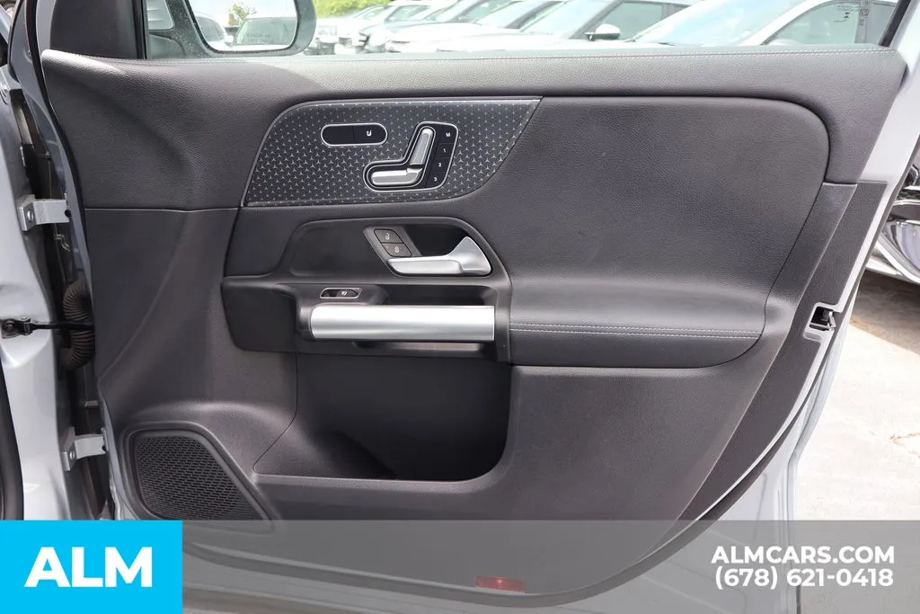 Mercedes-Benz GLA photo 29